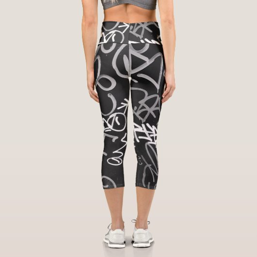 Urban Graffiti Monochrome Art Capri Leggings (Rückseite)