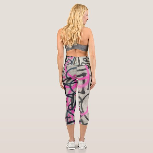 Urban Graffiti Pink & Gray Style Capri Leggings (Rückseite)