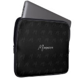 Urban Mit Monogramm Black Elegante Script Laptopschutzhülle (Vorne Rechts)