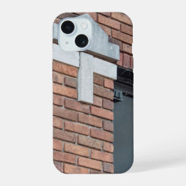 Urbaner Kontrast: Weißer Steinklotz auf Roter Bric iPhone 15 Hülle