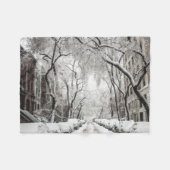 Urbaner Weihnachtsschnee in Brooklyn NY Fleecedecke (Vorderseite (Horizontal))