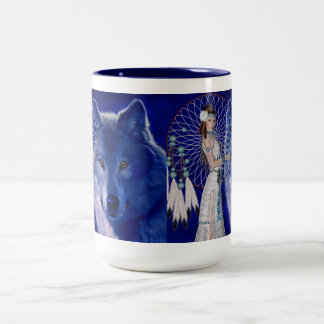 Ureinwohner-Frau u. blauer Wolf-Entwurf Zweifarbige Tasse