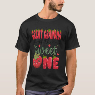 Urgroßmutter der süßen Erdbeere eines Mädchens 1. T-Shirt