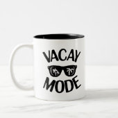 Urlaub Art Vacay Modus Word Text Kunst Zweifarbige Tasse (Links)