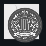 URLAUB JOY CHALKBOARD RUNDE FOTO GREETING FEIERTAGSKARTE<br><div class="desc">WÜNSCHEN SIE SICH: Helle und fröhliche, runde Weihnachtsschalkpappe mit Retro-Banner, Vintager Schwarz-Weiß-Typografie und extravaganten Wirbel. Personalisieren Sie diese dekorative Foto Grußkarte mit Ihrem Familiennamen. Fügen Sie Ihr Lieblings-Familienbild hinzu und passen Sie den Text an. Zeitgenössische, klassische, moderne und stilvolle Art und Weise zu schicken angesagte fröhliche Winterurlaub Grüße an alle...</div>