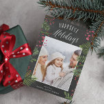 Urlaubsfolien | Chalkboard-Fotokarte Feiertagskarte<br><div class="desc">Auf der Feiertagskarte finden Sie beerenfarbene Aquarellbeeren,  Blätter und Äste,  die Ihr LieblingsFoto auf einem gebürstetem grauem Chalkboard-Hintergrund umgeben. "Happiest Holidays" erscheint oben in der weißen handgeschriebenen Blockschrift und Schrift-Typografie. Personalisieren Sie mit Ihrem persönlichen Gruß und Namen am Ende.</div>