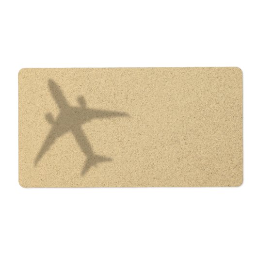 Urlaubskonzept. Sandstrand mit SchattenFlugzeug (Vorne)