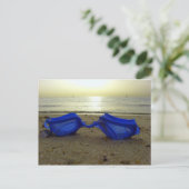 Urlaubszeit, blaue Brille am Strand Postkarte (Stehend Vorderseite)