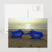Urlaubszeit, blaue Brille am Strand Postkarte (Vorne/Hinten)