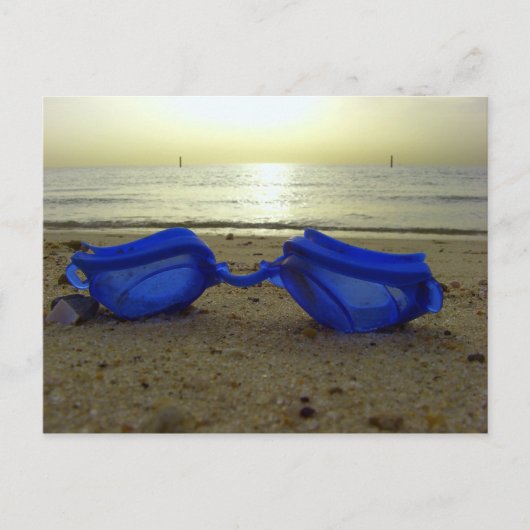 Urlaubszeit, blaue Brille am Strand Postkarte (Vorderseite)