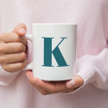 Urschrift | Aquamarin Monogram Modern Stilvoll Coo Kaffeetasse<br><div class="desc">Einfache,  stilvolle,  kundenspezifische Anfangsbuchstaben monogramm Kaffee Tasse in moderner minimalistischer Typografie in aquamarin blau. Ein perfektes Geschenk oder Accessoire mit persönlicher Touch!</div>