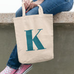 Urschrift | Aquamarin Monogram Modern Stilvoll Coo Tragetasche<br><div class="desc">Einfache,  stilvolle,  kundenspezifische Anfangsbuchstabe Monogramm Tote-Tasche in moderner minimalistischer Typografie in aquamarinem Blau. Ein perfektes Geschenk oder Mode-Accessoire mit persönlicher Touch!</div>