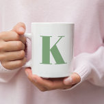 Urschrift | Monogram Modern trendy Sage Green Zweifarbige Tasse<br><div class="desc">Einfache,  stilvolle,  kundenspezifische Anfangsbuchstaben Monogramm Kaffee Tasse in moderner minimalistischer Typografie in Salbei Grün. Ein perfektes Geschenk oder Accessoire mit persönlicher Touch!</div>