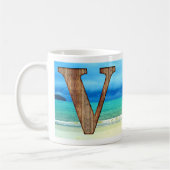 Ursprüngliche Monogram Wooden Letter V Beach Ocean Kaffeetasse (Links)