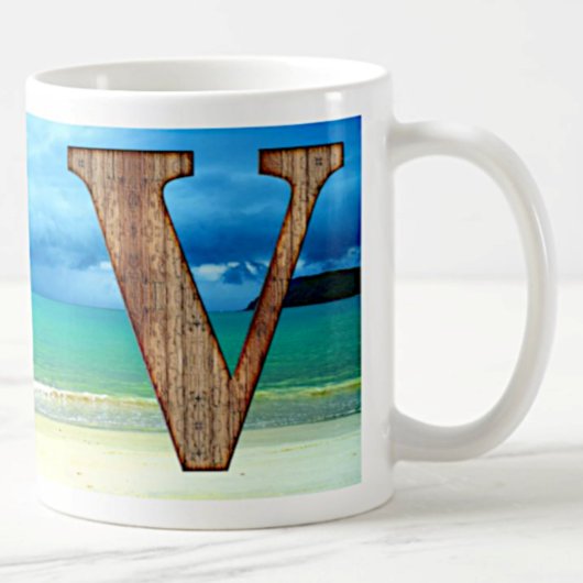 Ursprüngliche Monogram Wooden Letter V Beach Ocean Kaffeetasse