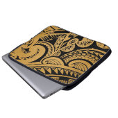 ursprüngliche Tätowierung, die auf hölzerner Laptopschutzhülle (Vorne Knopf)