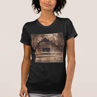 Ursprünglicher Winterschnee Land Alter Stall T-Shirt