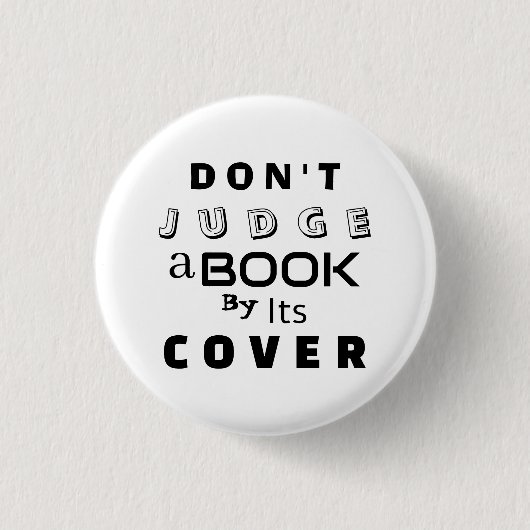 "Urteile ein Buch nicht nach seinem Cover" Button (Vorderseite)