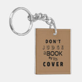 "Urteile ein Buch nicht nach seinem Cover" hellbra Schlüsselanhänger (Vorderseite links)