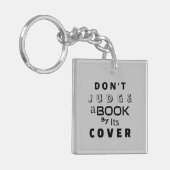 "Urteile ein Buch nicht nach seinem Cover" hellgra Schlüsselanhänger (Vorderseite links)
