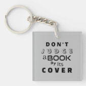 "Urteile ein Buch nicht nach seinem Cover" hellgra Schlüsselanhänger (Vorderseite)