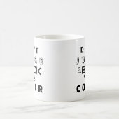 "Urteile ein Buch nicht nach seinem Cover" Kaffeetasse (Mittel)