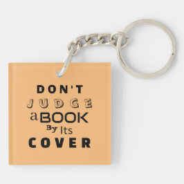 "Urteile ein Buch nicht nach seinem Cover" Peach Schlüsselanhänger