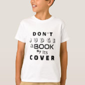"Urteile ein Buch nicht nach seinem Cover" T-Shirt (Vorderseite)
