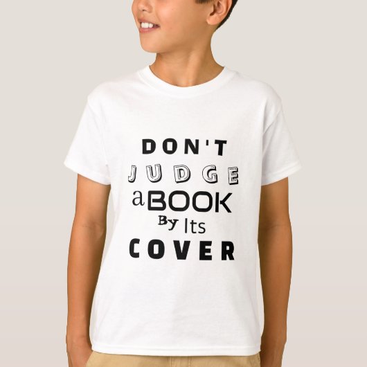 "Urteile ein Buch nicht nach seinem Cover" T-Shirt (Vorderseite)