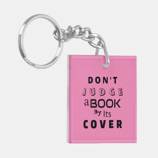 "Urteile ein Buch nicht nach seiner Abdeckung" Ins Schlüsselanhänger (Vorderseite links)