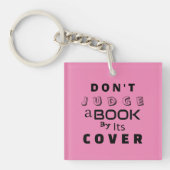 "Urteile ein Buch nicht nach seiner Abdeckung" Ins Schlüsselanhänger (Vorderseite)