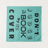 "Urteile ein Buch nicht nach seiner Abdeckung" Ins Wandteppich (Vorderseite (Horizontal))