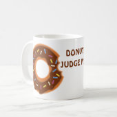 Urteile mich nicht über köstliche Tasse! Kaffeetasse (Vorderseite Links)