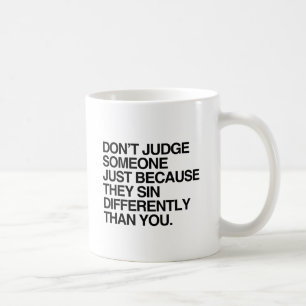 URTEILE NICHT ÜBER JEMANDEN, WEIL SIE ANDERS SÜNDI KAFFEETASSE