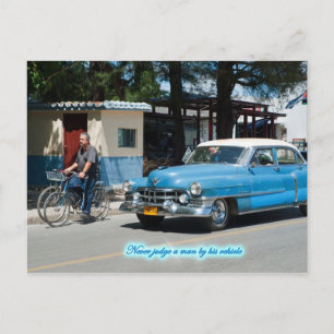 Urteile niemals einen Mann an seinem Fahrzeug! Postkarte