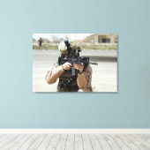 US Air Force Airman übernimmt Sicherheit Leinwanddruck (Insitu (Holzboden))