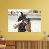 US Air Force Airman übernimmt Sicherheit Leinwanddruck (Insitu (Wohnzimmer))