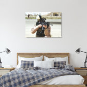 US Air Force Airman übernimmt Sicherheit Leinwanddruck (Insitu (Schlafzimmer))