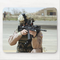 US Air Force Airman übernimmt Sicherheit