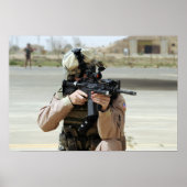 US Air Force Airman übernimmt Sicherheit Poster (Vorne)