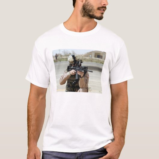 US Air Force Airman übernimmt Sicherheit T-Shirt (Vorderseite)