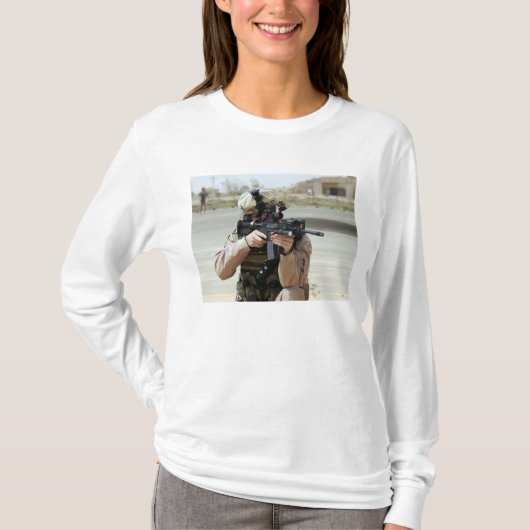 US Air Force Airman übernimmt Sicherheit T-Shirt (Vorderseite)