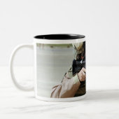 US Air Force Airman übernimmt Sicherheit Zweifarbige Tasse (Links)