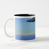 US Air Force F-15E Strike Eagle Flugzeug Zweifarbige Tasse (Links)