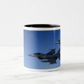 US Air Force F-16 Falken bekämpfen Zweifarbige Tasse (Mittel)