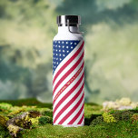 US American Flag Stars Streifen Custom Mit Monogra Trinkflasche<br><div class="desc">Die alle amerikanischen, US Flagge, Old Glory, Star-Spangled Banner, US-Flagge, benutzerdefinierte, personalisierte, coole, schicke, stilvolle, schöne Imitate Goldskript / Typografie Name / Monogramm / Initialen, klassisch, verschüttungssicher, Edelstahl, kondensationsresistentes Äußeres, mit Monogramm matt schwarz haltbare doppelwandige Thor Kupfer Vacuum isolierte Flasche, die Getränke behalte heiß für 1 2 Stunden oder kalt...</div>