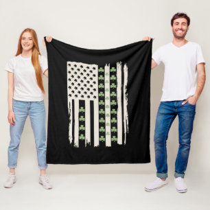 US-amerikanische Flagge mit Shamrocks für St. Patr Fleecedecke