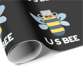 US Bees Funny USB Technical Pun Dark BG Geschenkpapier (Rolleneckpunkt)
