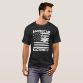 US Flag Blacksmithing Anvil & Hammer American Blac T-Shirt (Vorne ganz)
