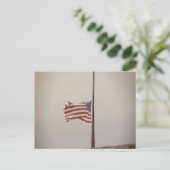 US-Flagge am halben Mast Postkarte (Stehend Vorderseite)